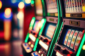 Dealer profesional gen777 memutar roda roulette